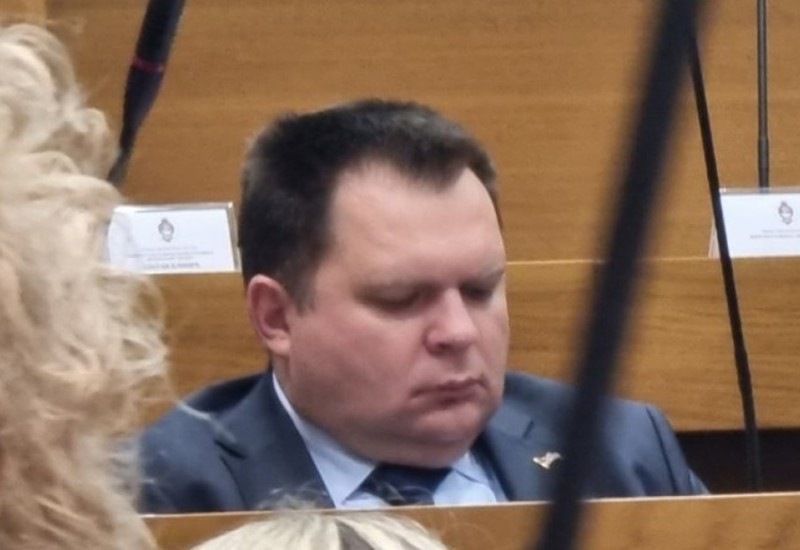 Vukanović zamolio za mir jer je ministar zadrijemao u Skupštini: "Tiho noći moje luče spava"  (VIDEO)