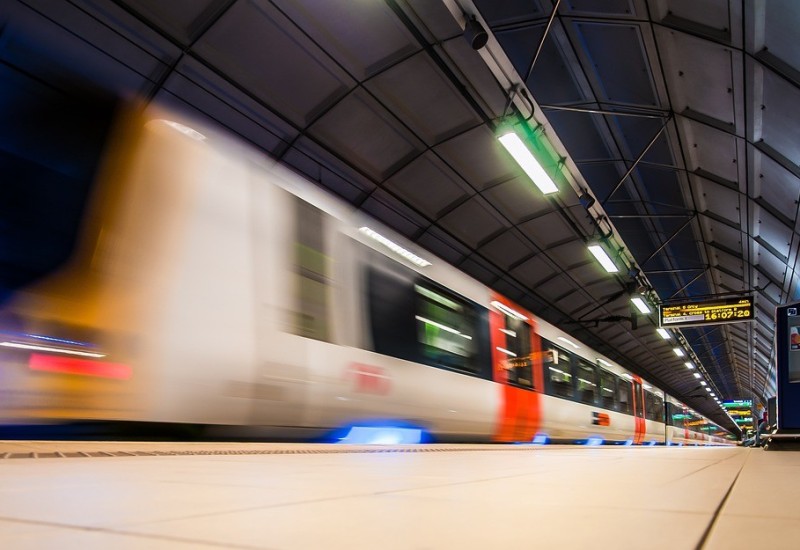 Muškarac napadao ljude u metrou, pa izbo mladića