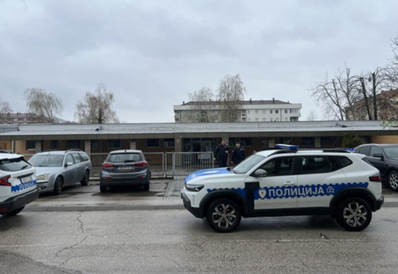 Dojave o bombama uznemirile Banjaluku: djeca hitno evakuisana iz više škola
