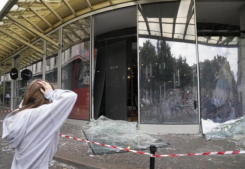 Neredi i pljačke širom Francuske: Stotine uhapšenih, policajac se izvinio za ubistvo tinejdžera