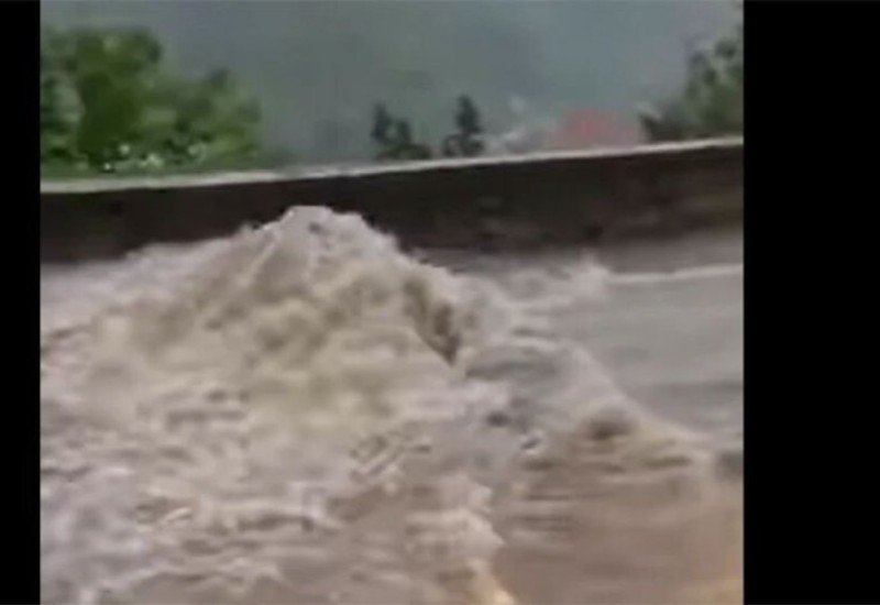 U Rijeci nevrijeme izazvalo poplave, grom udario u kuću i izbio požar na krovu