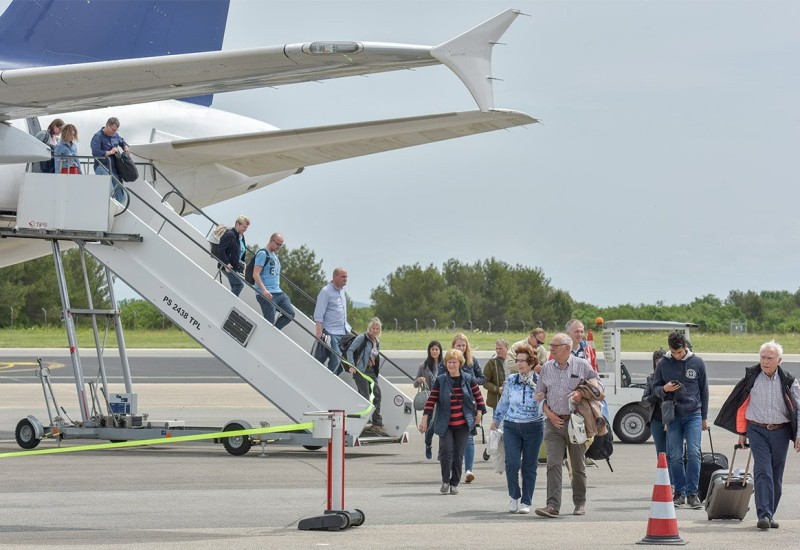 Ošamario putnika tokom leta i sjeo mu u krilo