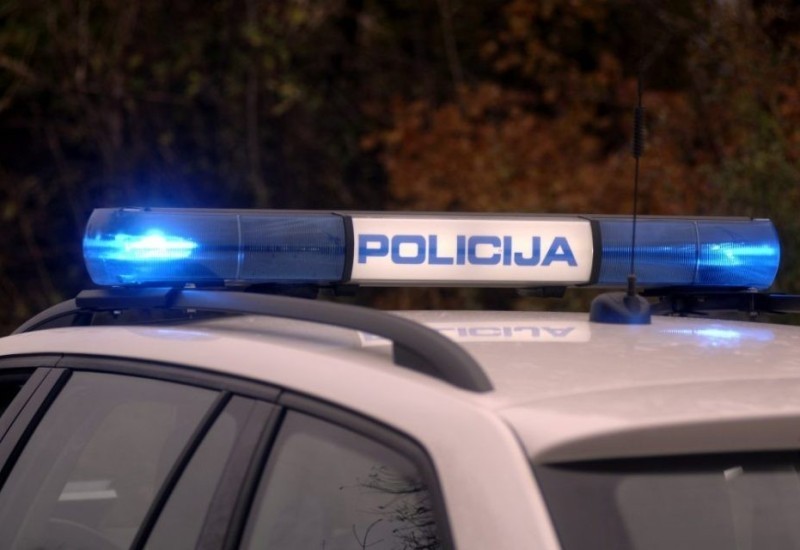 Maloljetnici udarili u betonski stub, jedno životno ugroženo