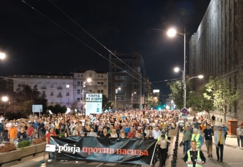 Održan 22. protest “Srbija protiv nasilja”: znak RTS-a obojen u pink