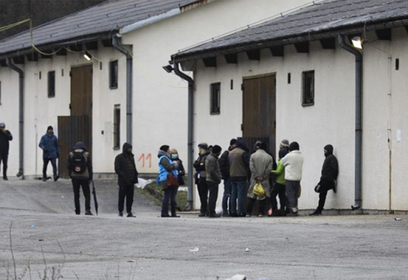 Muškarac bacio bombe na imigracioni centar, pa izvršio samoubistvo
