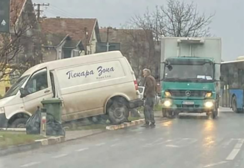 Kombi se sudario s autobusom, pa sletio s puta