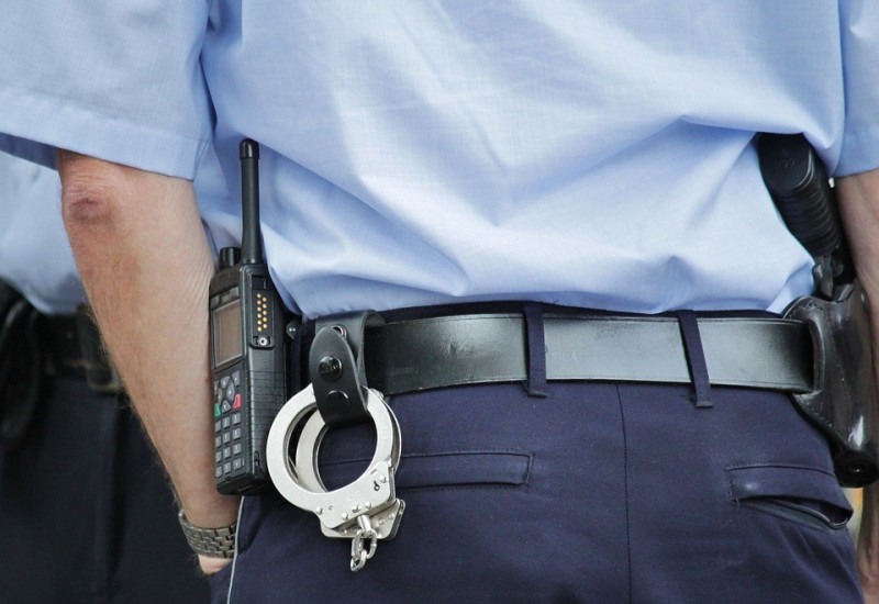 Policajca udario automobilom dok ga je pokušao zaustaviti