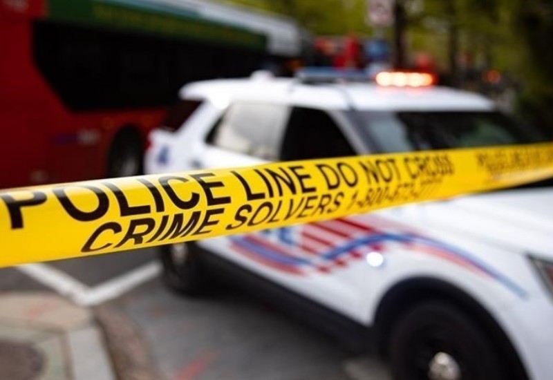 Uznemirujuće: Prišao policajcu s leđa i pucao u njega (VIDEO)