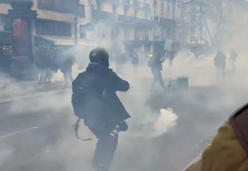 Haos u Parizu na protestu protiv penzione reforme: Policija koristila suzavac VIDEO