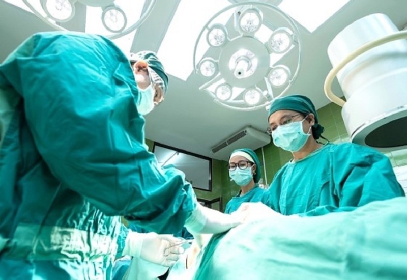 Poznatog estetskog hirurga optužuju da je unakazio tri djevojke