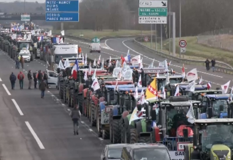 Traktori pred Parizom, poljoprivrednici u Belgiji blokirali glavne puteve VIDEO