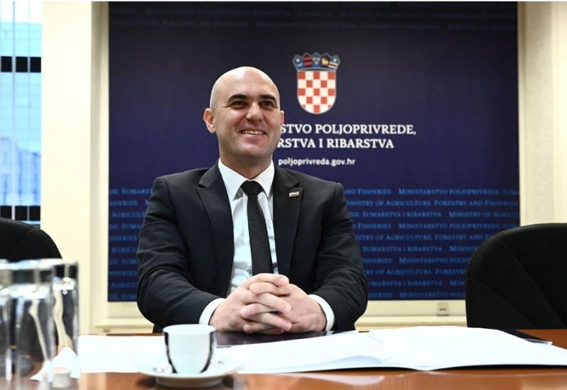 Novi skandalozni snimak bivšeg ministra u Hrvatskoj: Go do pasa s kalašnjikovom u polju (FOTO)