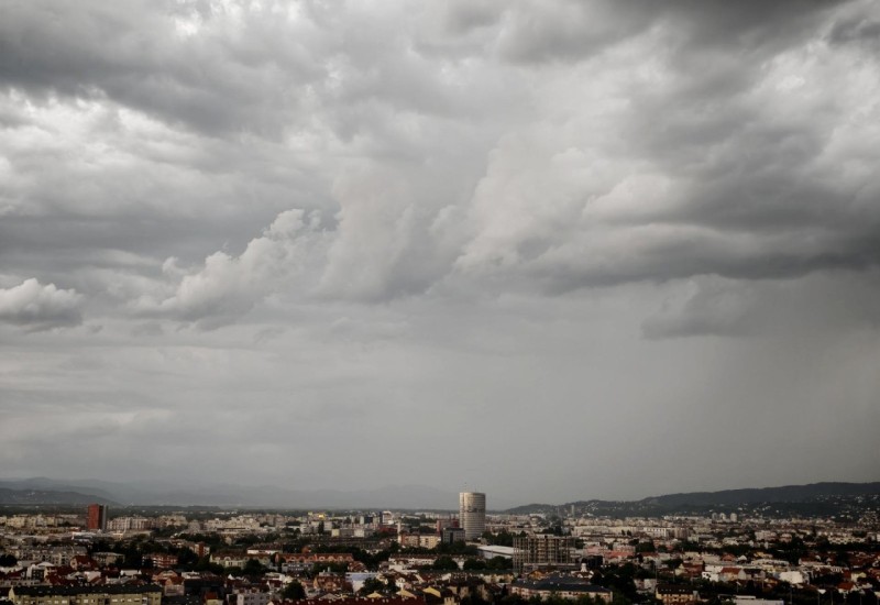 Nevrijeme pogodilo Hrvatsku: Zagreb pod obilnim padavinama, grad u Međimurju i Zagorju