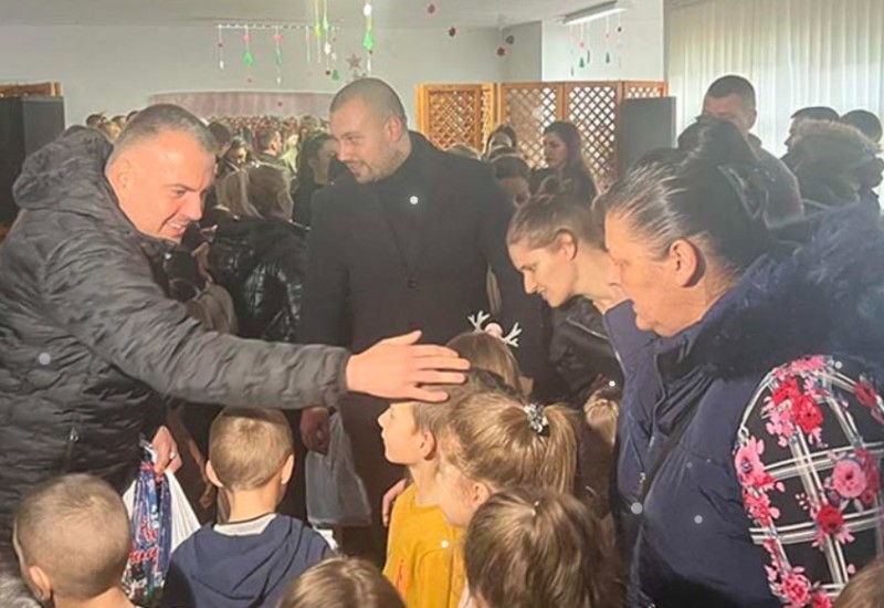 Siniša Vidović danas na Kosovu obradovao najmlađe